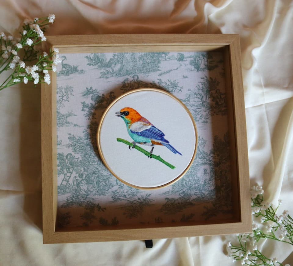 Le Tangara précieux, broderie peinture à l'aiguille